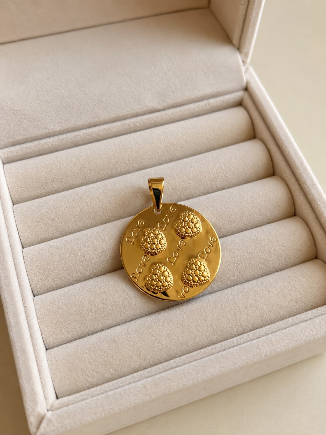 Pingente Medalha Love + Corações Cristal